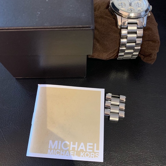 MICHAEL KORS WATCH -USED WITH BOX - Picture 9 of 10